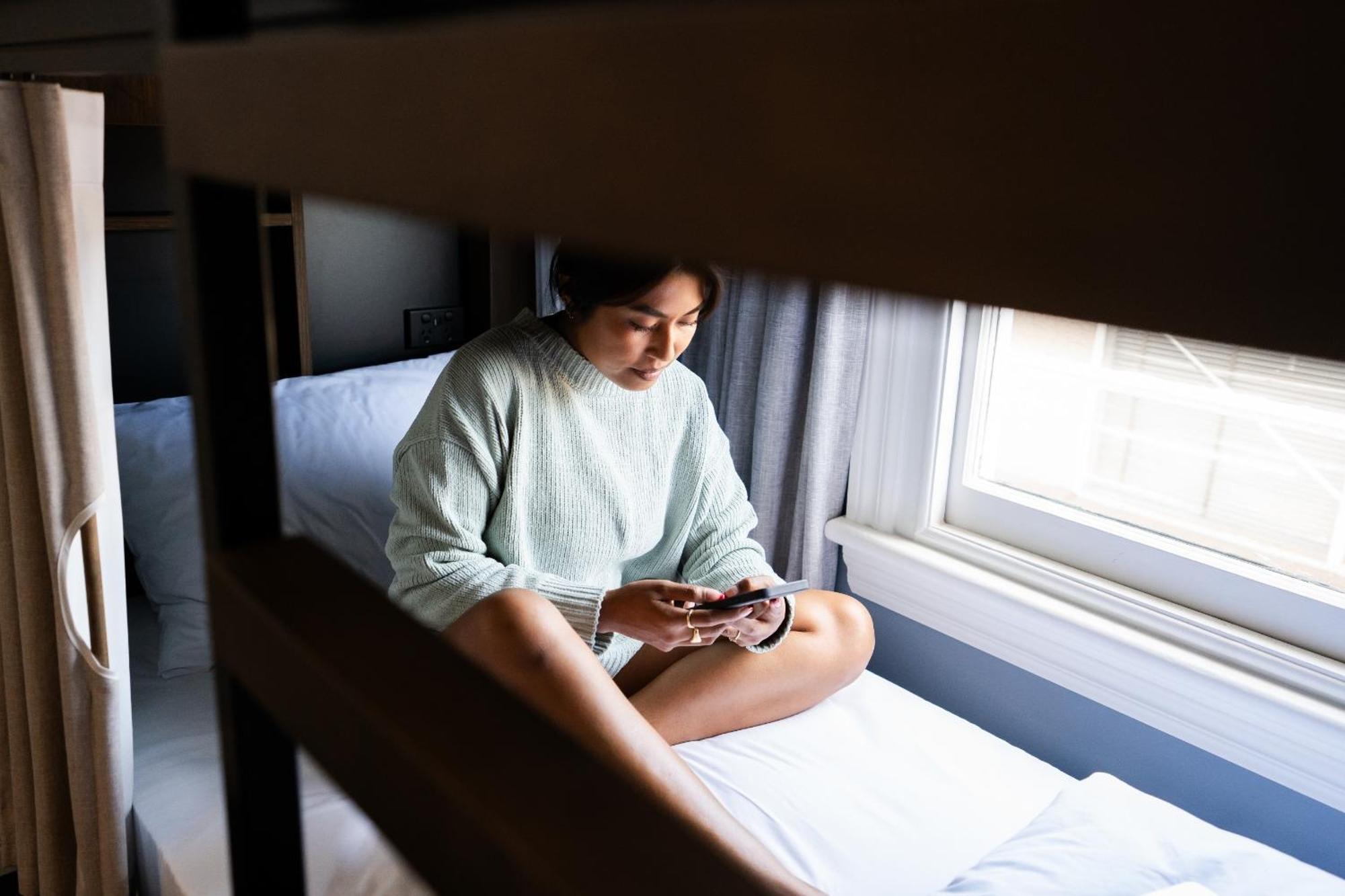 Хостел Haka House Веллінгтон Екстер'єр фото A woman sitting on a bunk bed