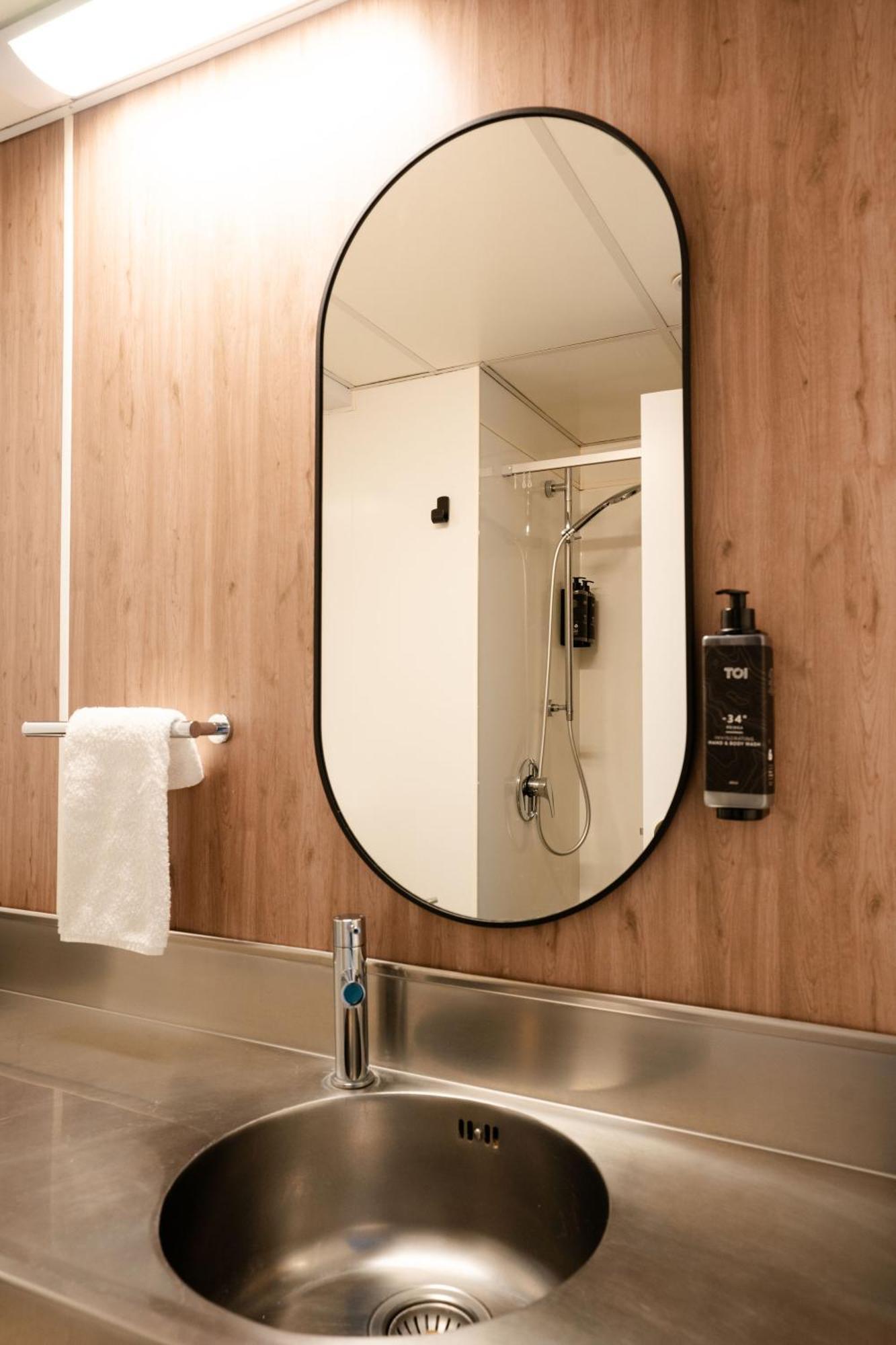 Хостел Haka House Веллінгтон Екстер'єр фото A shower in a hotel room