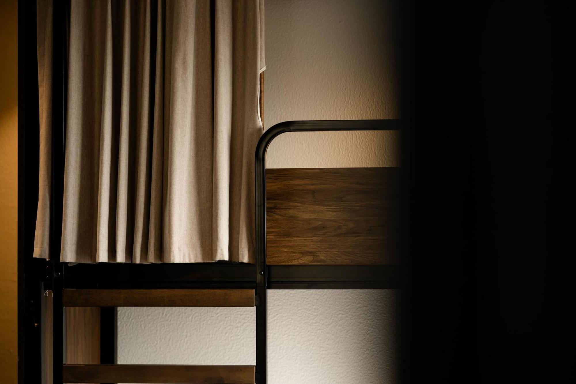 Хостел Haka House Веллінгтон Екстер'єр фото A curtain in a capsule hotel